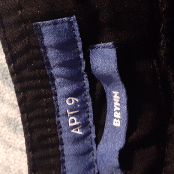 Apt. 9 black capris sz 4P - Picture 3 of 4